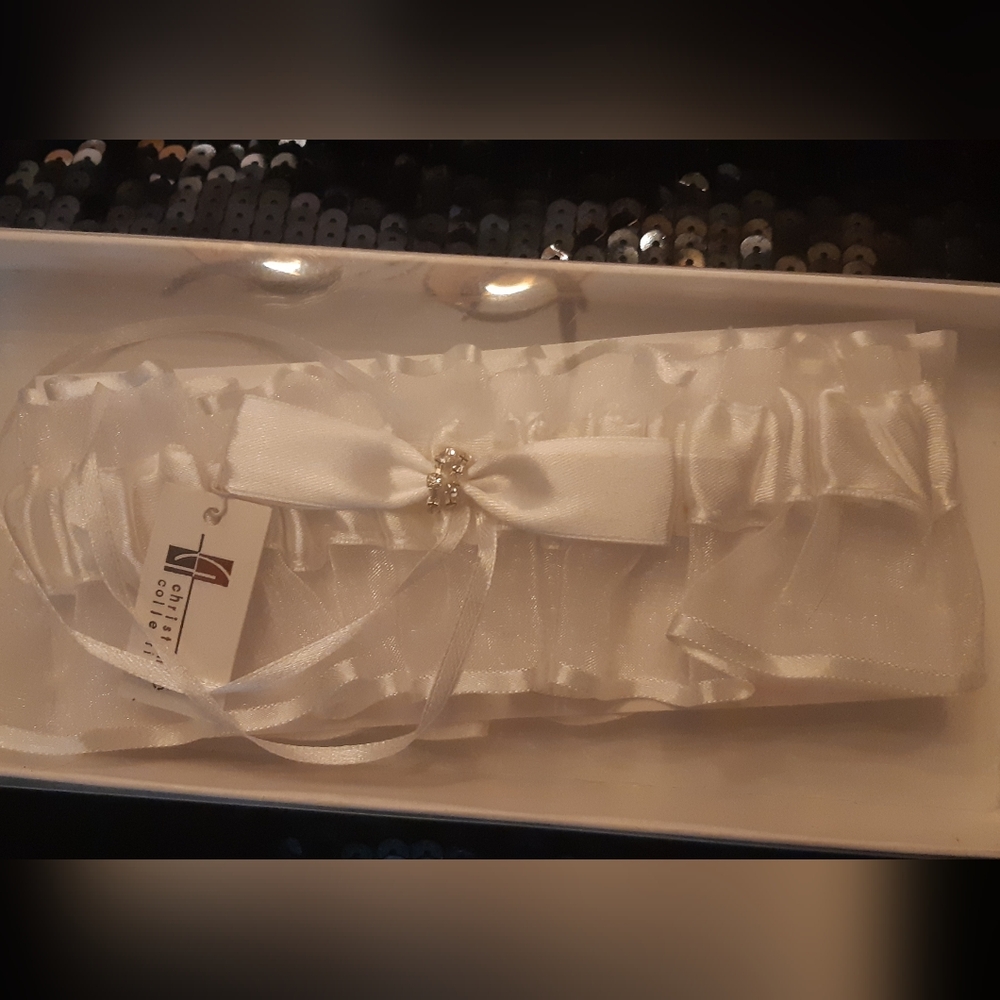 New Never Used Collection B White Bridal Garter with Bow